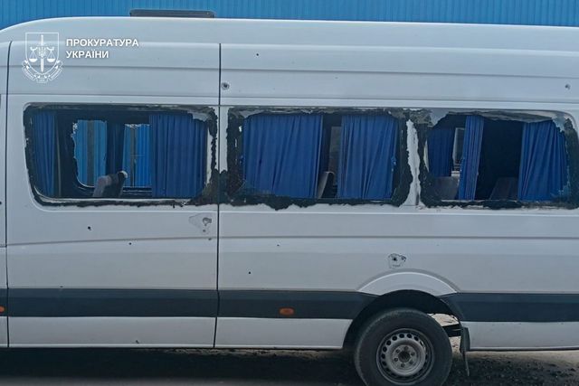 На Нікопольщині військові рф знову вдарили FPV-дроном по цивільному мікроавтобусу – поранено п’ятеро людей