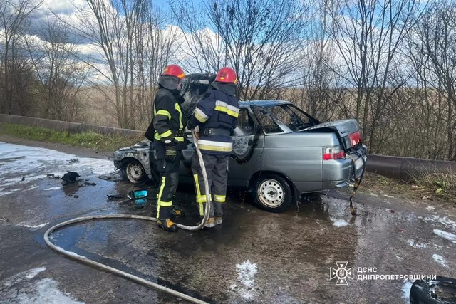 На Днепропетровщине пожарные ликвидировали возгорание легковых автомобилей