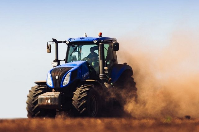 Водителям категорий С и D на фоне посевной упростили доступ к работе на агротехнике