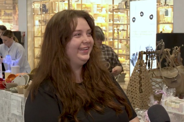 Від керма тролейбуса до творчості: як переселенка з Бахмута у Дніпрі створює зефірні квіти