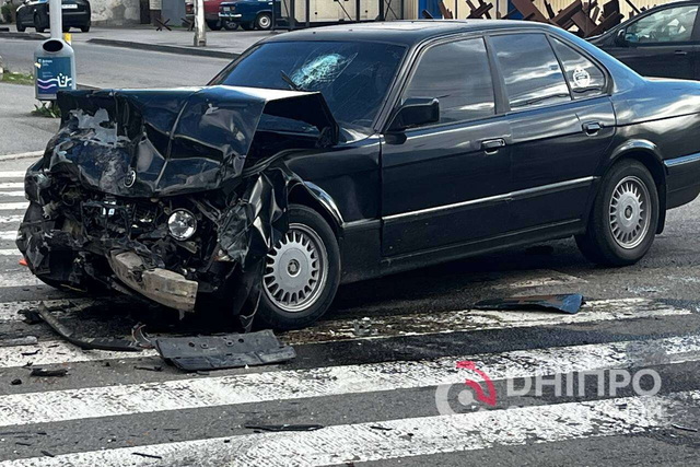 В Днепре на Калиновой Mitsubishi вылетел на тротуар в результате ДТП: есть пострадавший (видео момента)