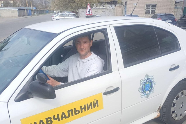 У Безбар'єрній автошколі Дніпра вчать керувати машинами людей з інвалідністю
