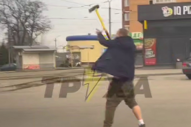 У Дніпрі на Грушевського чоловік з сокирою кидався на людей