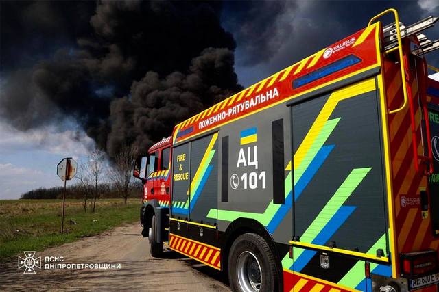 На Днепропетровщине спасатели ликвидировали масштабный пожар, вызванный атакой врага