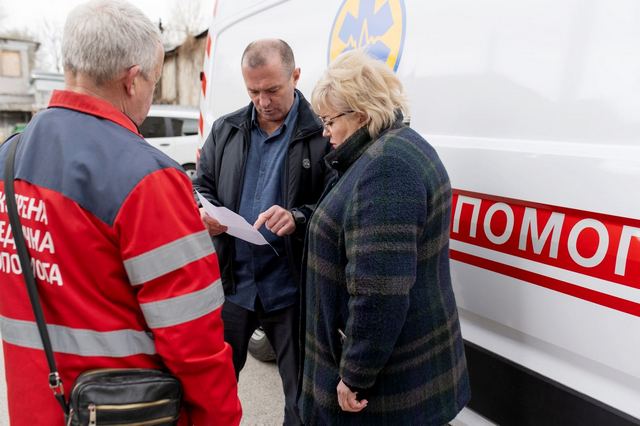 Інтерпайп Пінчука продовжує допомагати медзакладам регіону: передали карету швидкої