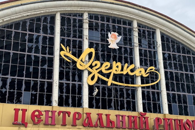 Из-за удара РФ поврежден центральный рынок в Днепре