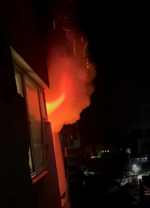 Нічна пожежа у Дніпрі на проспекті Науки: рятувальники винесли чоловіка із задимленої квартири