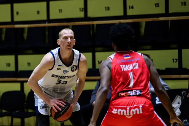 Фото: fbu.ua «Дніпро» розгромив БК «Рівне» у першому півфінальному матчі Суперліги