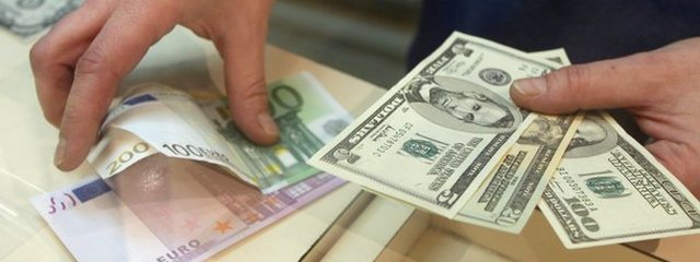 Фото: AFP Доллар в Украине дешевеет третий месяц к ряду: в НБУ назвали причины