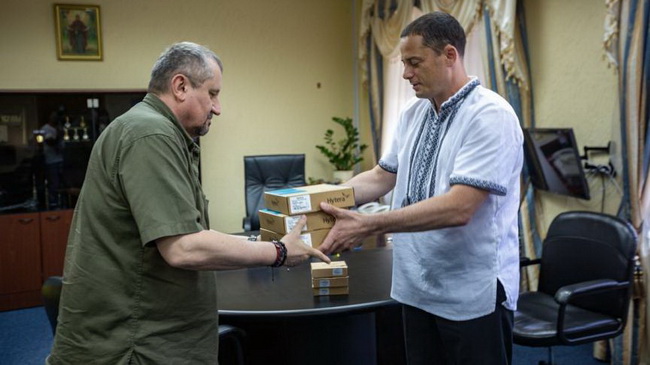 Мэр Каменского передал рации для земляков – участников ОСС