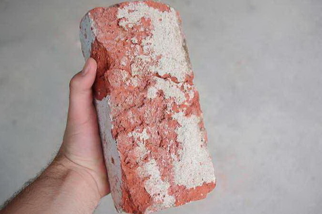 У Кам’янському затримали зловмисника, який кинув у голову чоловіка цеглину