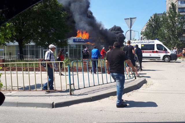 В Днепре на Слобожанском горит автосалон «Lada»: пострадал мужчина