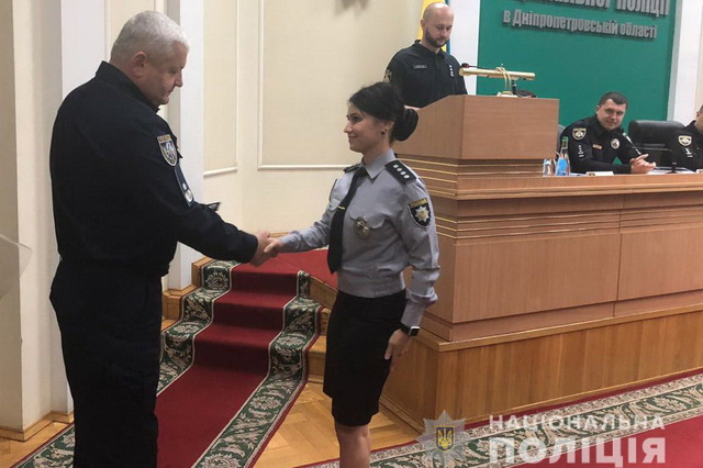 Нагородили поліцейських, які затримали чоловіка, який влаштував стрілянину в центрі Кам'янського