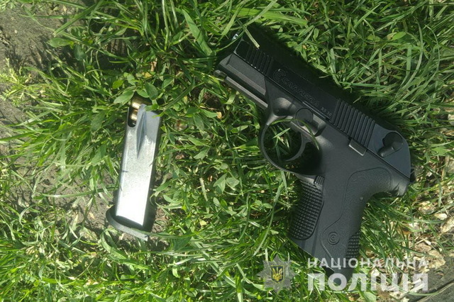 У Кам’янському поліцейські вилучили у містян набої та пістолет