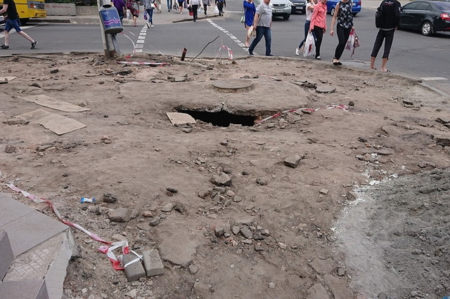 В Днепре обновляют тротуары возле оперного