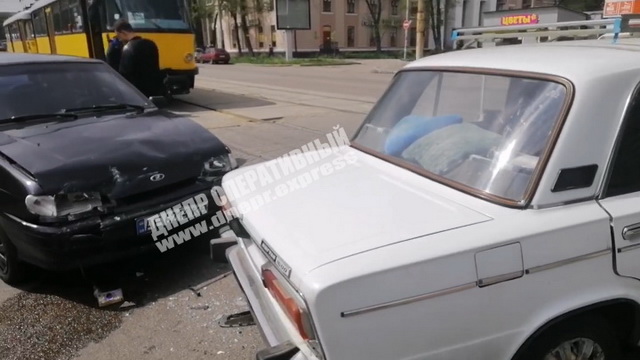 В Днепре на Рабочей на трамвайных путях столкнулись Жигули и Лада