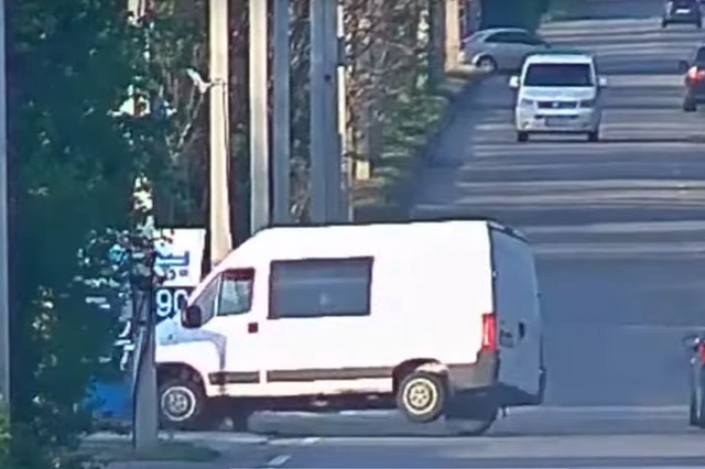 В Каменском на Елизаветовском шоссе микроавтобус протаранил электронное табло заправочной станции (момент аварии)