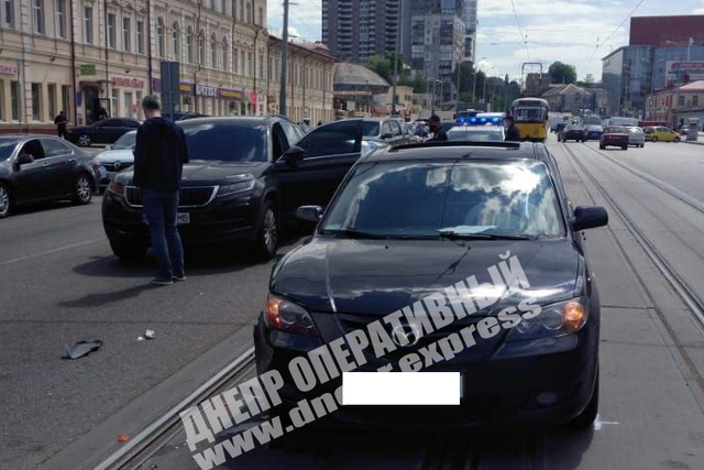 В центре Днепра произошло тройное ДТП: видео момента аварии