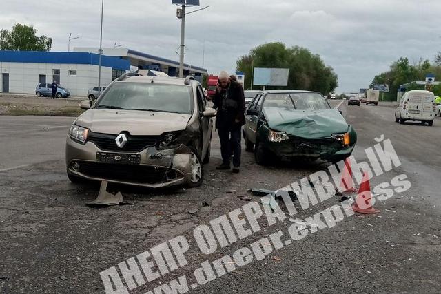 В Днепре на Криворожском шоссе ДТП: столкнулись Renault и ЗАЗ Славута: есть пострадавшие