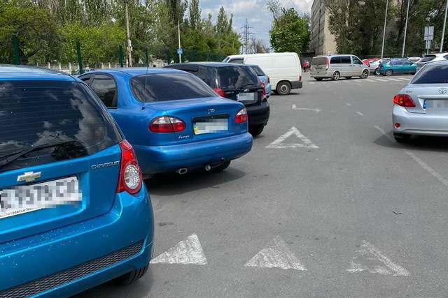 У Дніпрі поліцейські затримали чоловіка за крадіжку з автомобіля