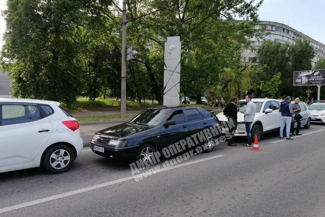 В Днепре на Набережной Победы столкнулись 4 авто