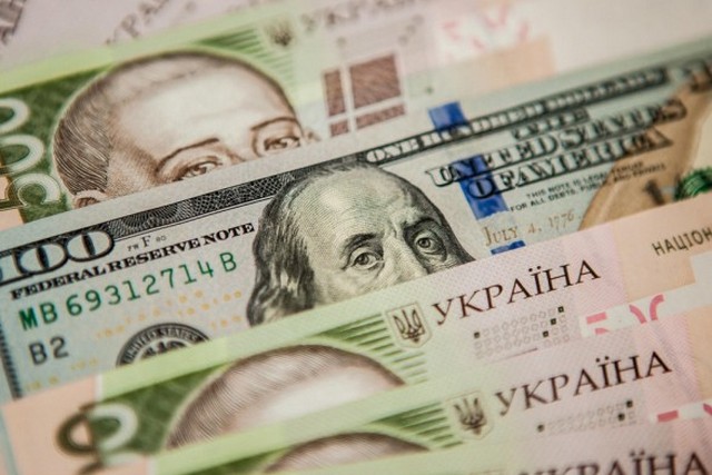 Нацбанк снизил курсы доллара и евро в Украине