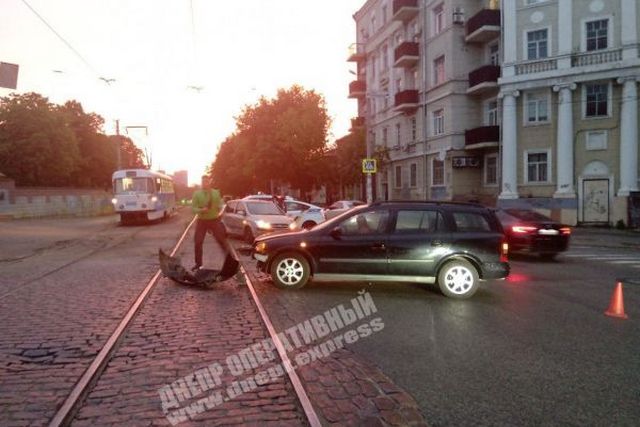 В Днепре в центре города Opel врезался в Hyundai на трамвайных путях