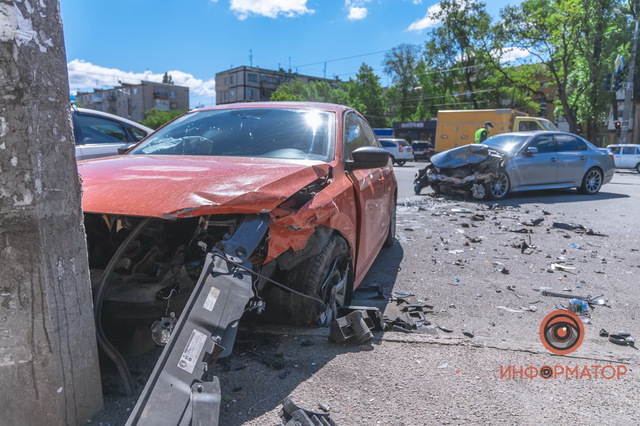В Днепре на проспекте Свободы Volkswagen столкнулся с BMW и влетел в столб: трое пострадавших