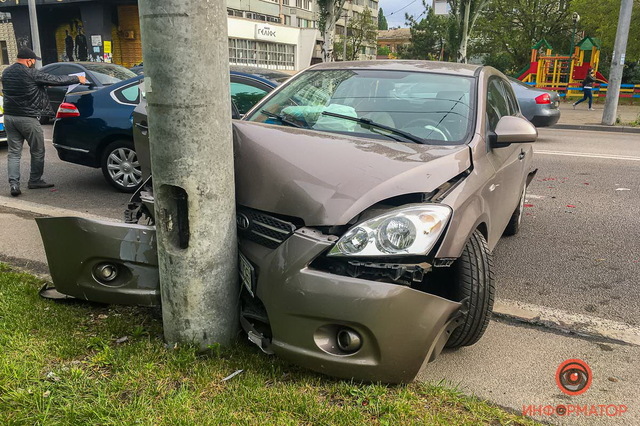 В Днепре на Маршала Малиновского Kia столкнулась с Nissan и влетела в столб
