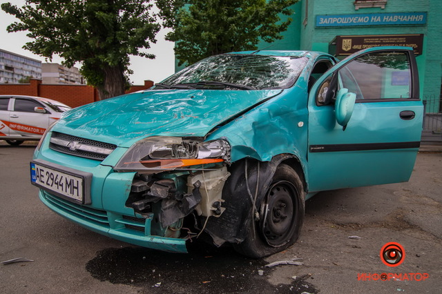 В Днепре на Любарского Chevrolet столкнулся с Toyota и перевернулся