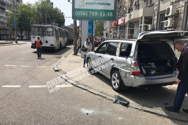 В Днепре на проспекте Пушкина фура смяла Subaru: видео момента ДТП
