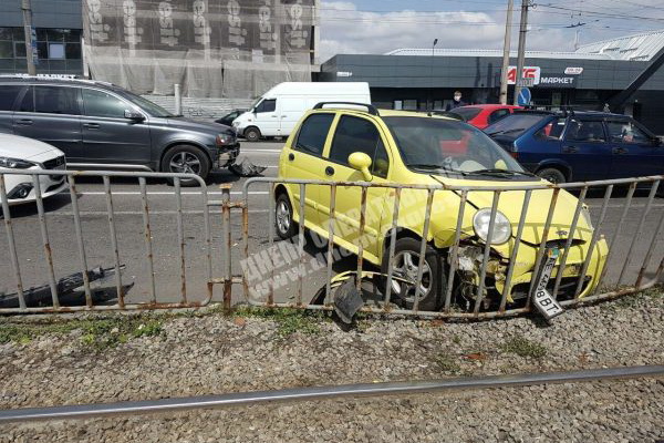 В Днепре на проспекте Гагарина столкнулись 3 машины
