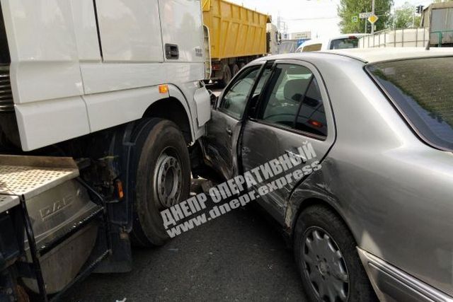 В Днепре на Березинской фура протаранила Mercedes