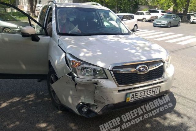 В Днепре на Гусенко Subaru столкнулся с BMW