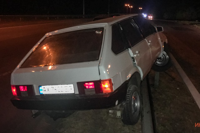 В Подгородном ВАЗ врезался в отбойник