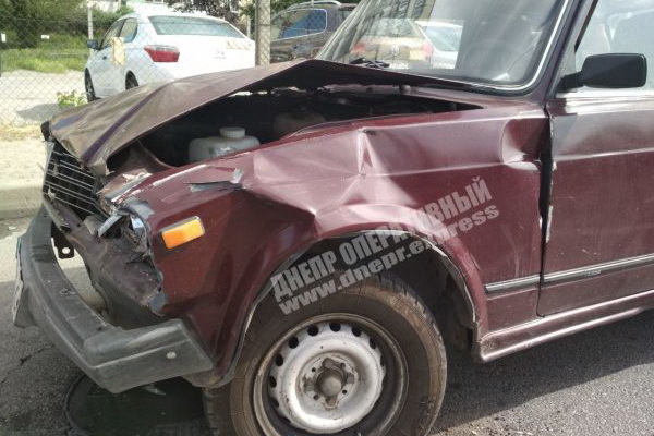В Днепре на проспекте Свободы ВАЗ протаранил Lexus