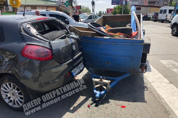 В Днепре от «Волги» оторвался прицеп и врезался в Fiat
