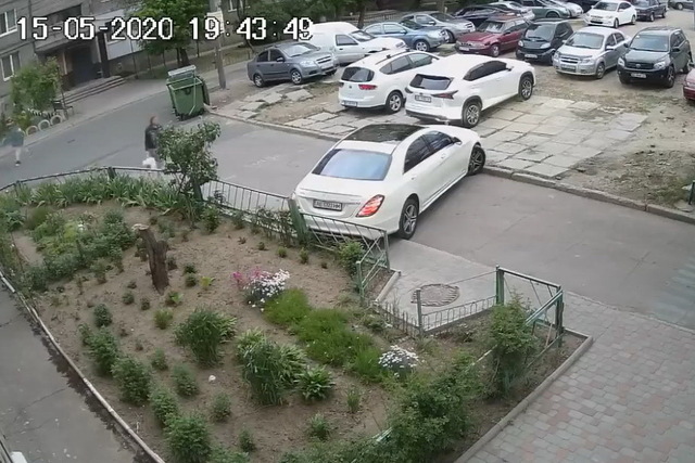 В Днепре девушка за рулем Mercedes снесла забор и уехала (видео момента)