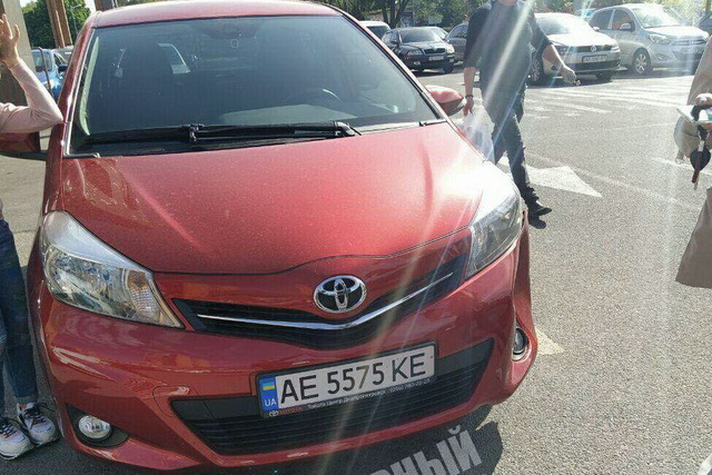 В Днепре на парковке Audi ударил Toyota и скрылся с места ДТП (видео)