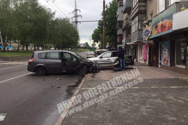 В Днепре на проспекте Поля Renault врезался в припаркованные авто: водитель сбежал с места ДТП