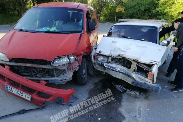 В Днепре на Богдана Хмельницкого ВАЗ протаранил Hyundai