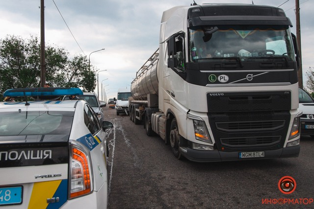 В Днепре на Криворожском шоссе столкнулись 4 автомобиля: мужчину забрала скорая