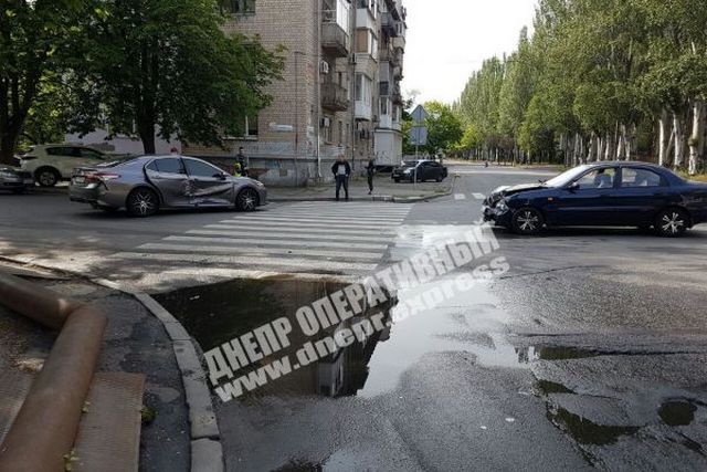 В Днепре на Ярослава Мудрого произошло ДТП: столкнулись Toyota и Daewoo