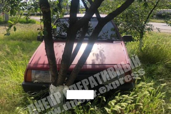 В Днепре водитель ВАЗ спровоцировал ДТП и скрылся с места аварии