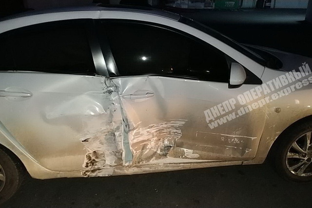 В Днепре на Донецком шоссе столкнулись Mazda и Opel: пострадала девушка