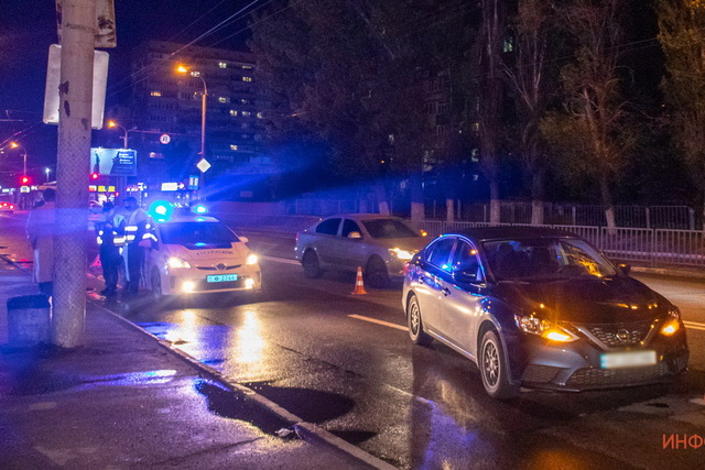 В Днепре на Калиновой парень бросился под колеса Nissan (появилось видео происшествия)