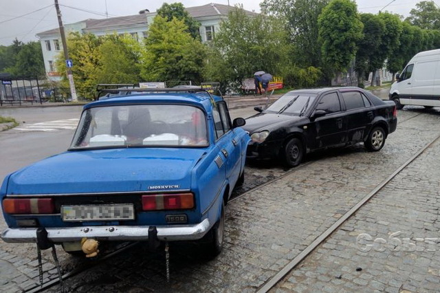 На перекрестке в Каменском столкнулись Geely и «Москвич» (момент ДТП)