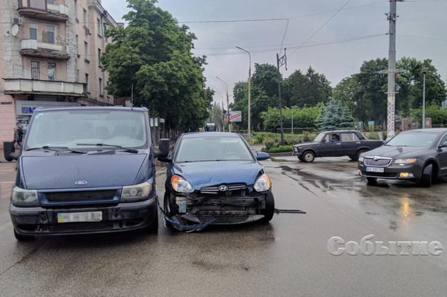 В центре Каменского столкнулись Hyundai и Ford