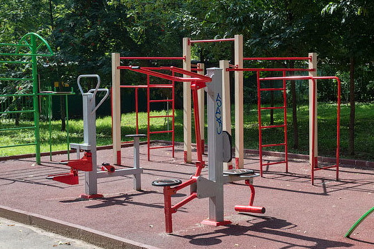 В Каменском построят спортплощадки и светофор на перекрестке