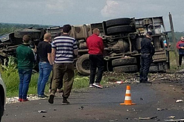 На трассе Днепр — Никополь столкнулись автоцистерна и Opel: пострадала семья с 3-летним ребенком